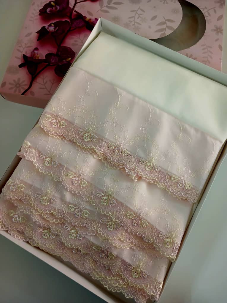 prayer set embroidered with pink flowers & lace - Hover