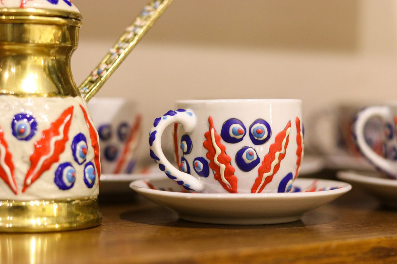 Coffee pot and6 coffee cups