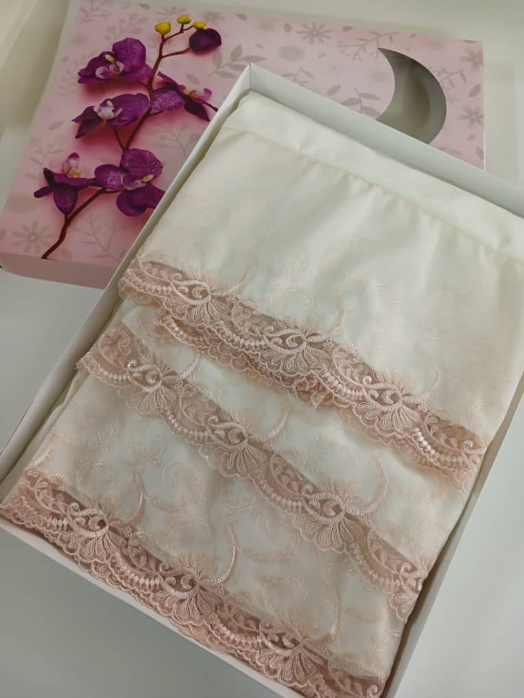 prayer set embroidered with  lace beige - Hover