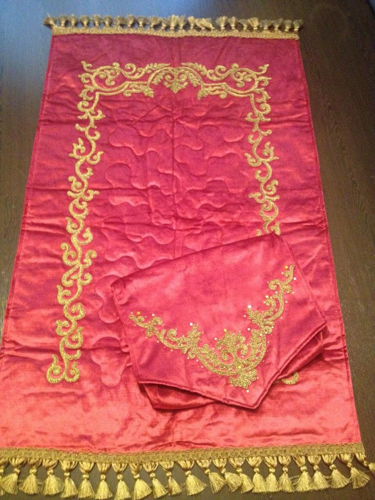 Embroidered prayer rug - Hover