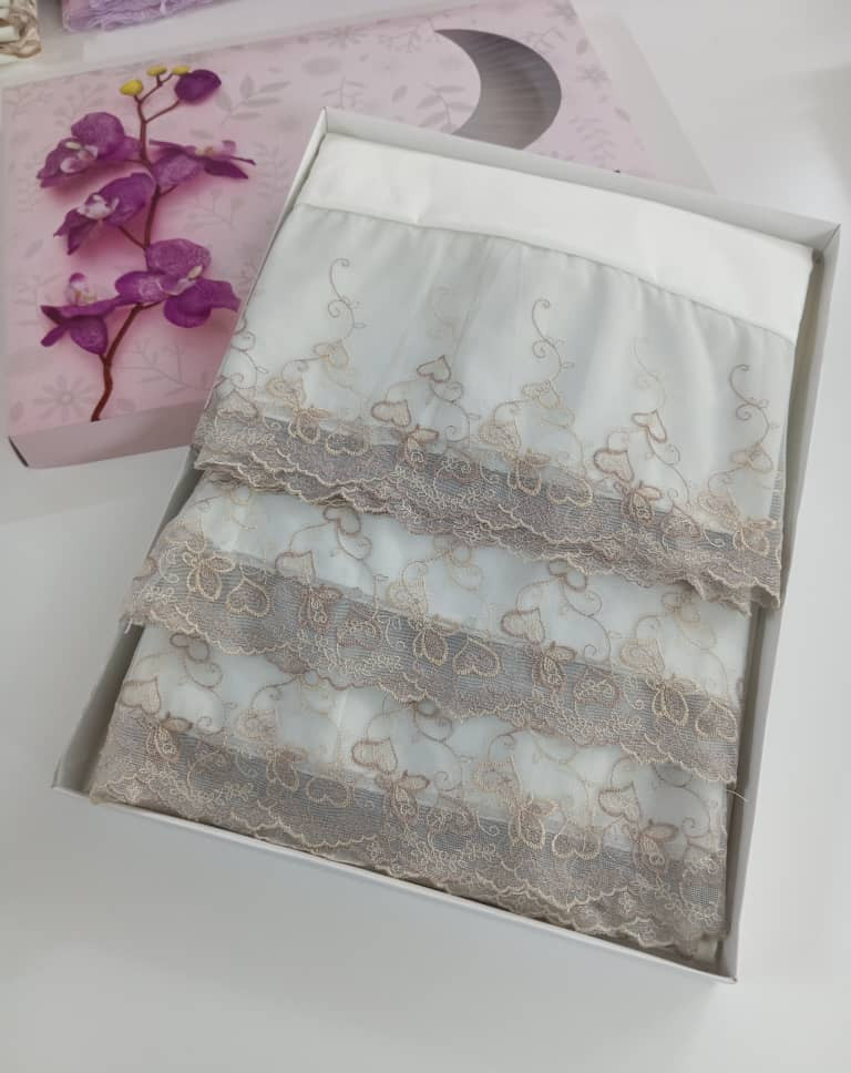 prayer set embroidered with flowers &lace - Hover