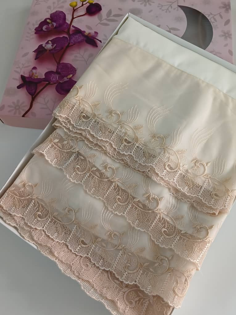 prayer set embroidered with beige lace