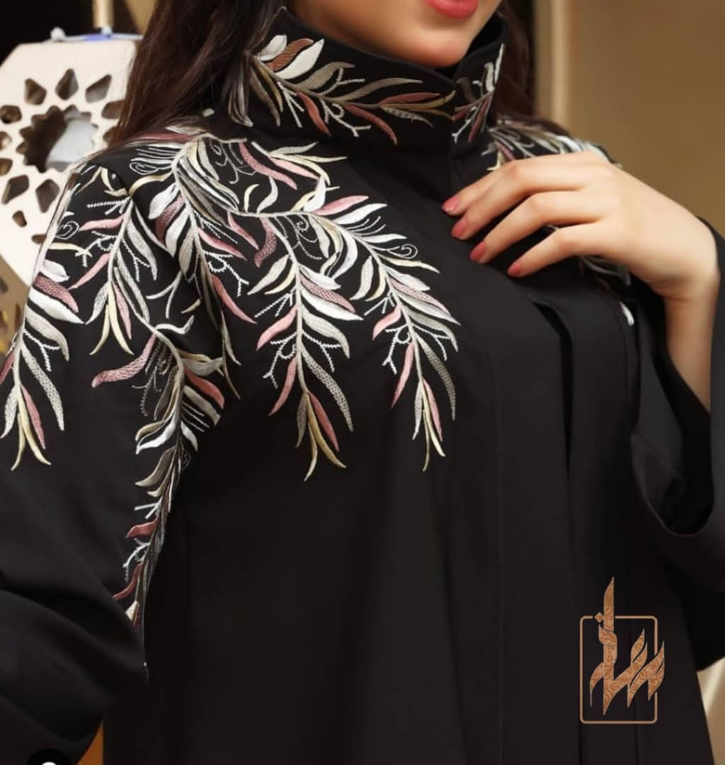 Elegant long black Abaya - Hover